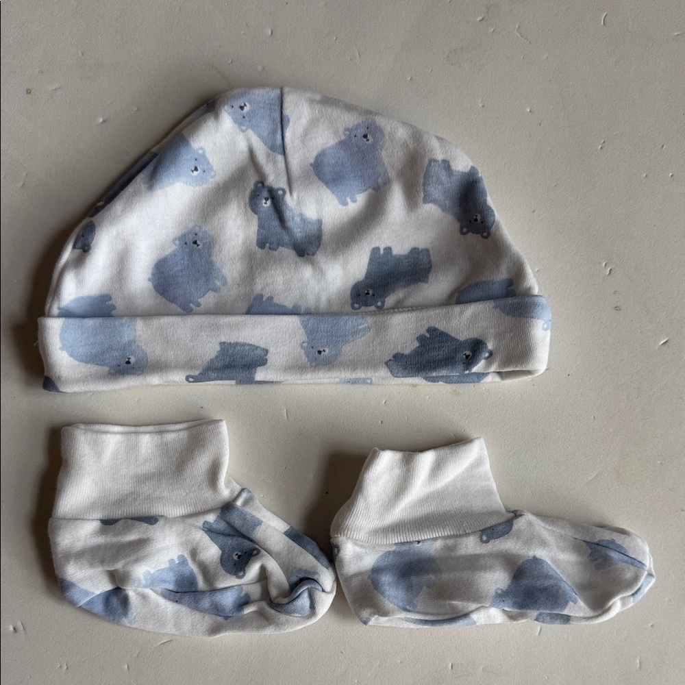 Carter’s Adorable Blue & White Baby Cap and Booties Set Bear Pattern 6 Months